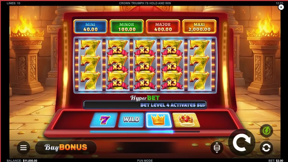 Captura de tela do jogo Crown Triumph 7s Hold and Win, mostrando a grade 5x3 com símbolos de frutas clássicos e 7s em um cenário luxuoso com detalhes dourados e roxos.
